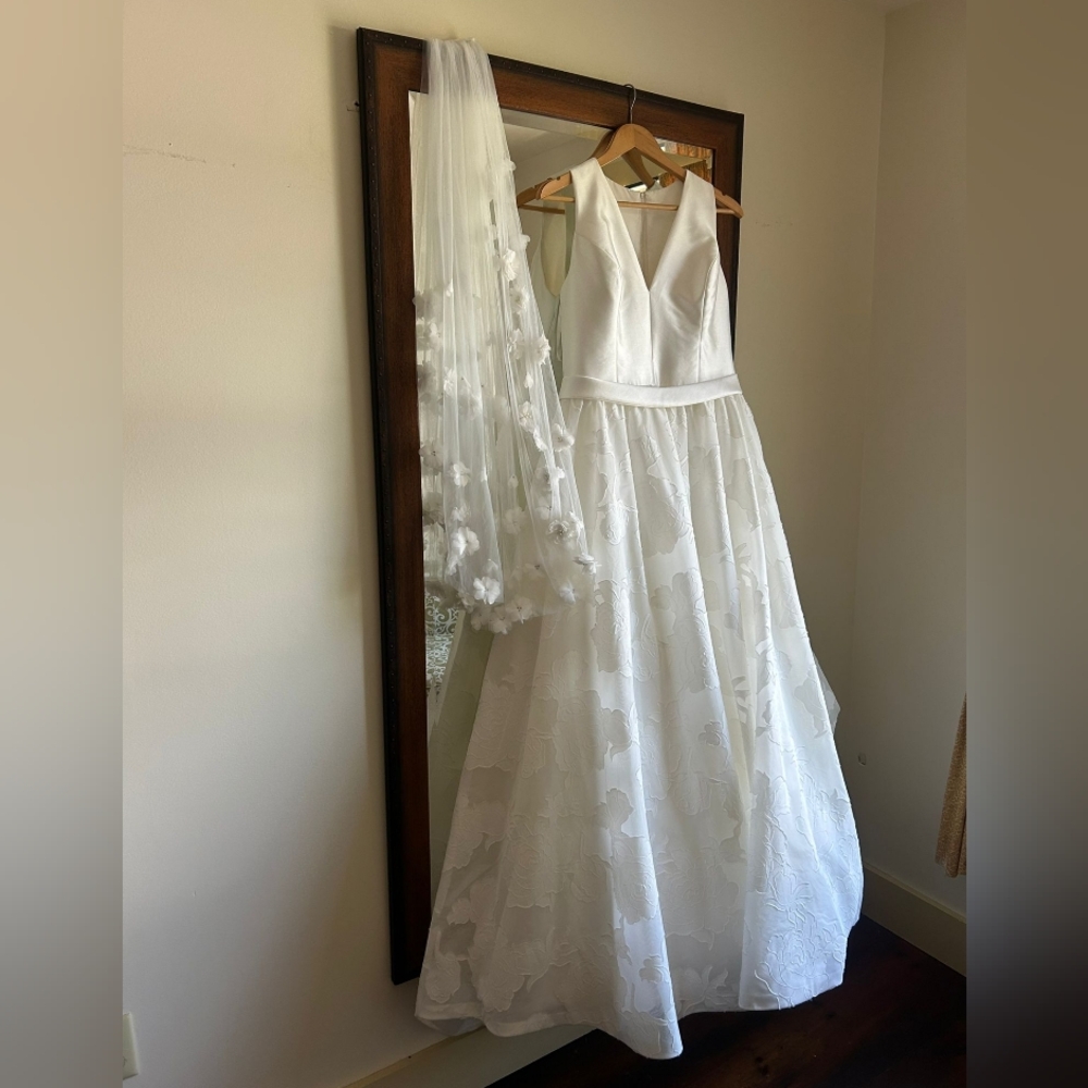 Elegant White Floral Wedding Dress with Veil